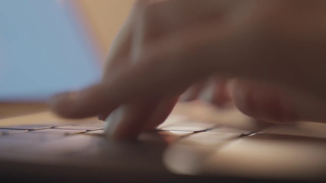 Manos de primer plano extrema escribiendo en una computadora portátil