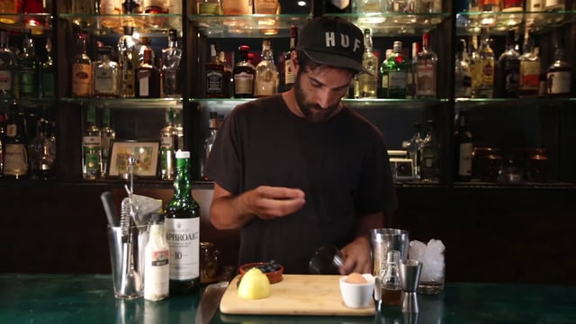 Bartender haciendo un cóctel