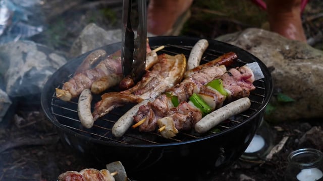 烤香肠和鸡肉