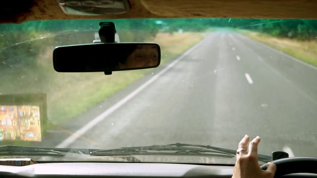 Mujer charlando y conduciendo un coche