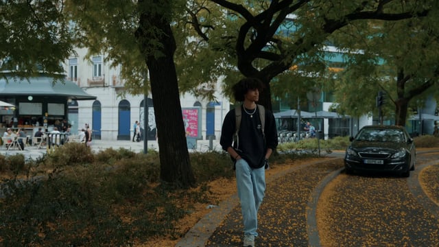 Un chico camina en el otoño en la ciudad de Lisboa.