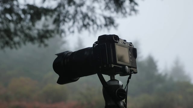 Una cámara digital en un trípode
