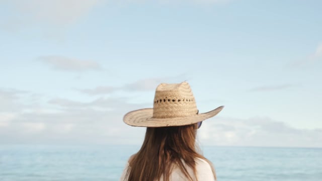 女人向海里扔石头