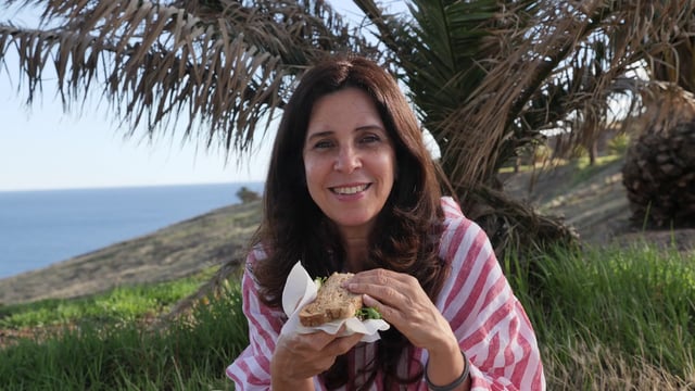 Mujer comiendo un sándwich