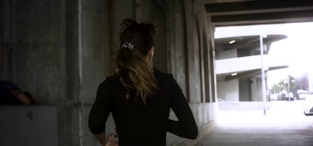 Mujer corriendo bajo un puente