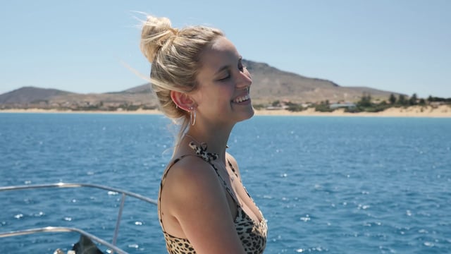 Mujer feliz en un barco