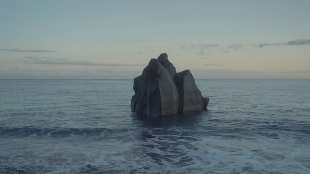 Roca entre el mar