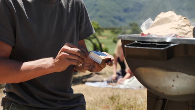 男人点燃了烧烤架