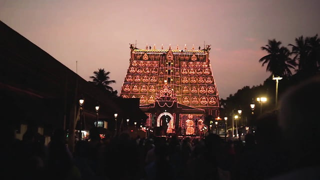 Templo iluminado para festival en India