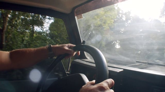 Manos masculinas en el volante de Land Rover