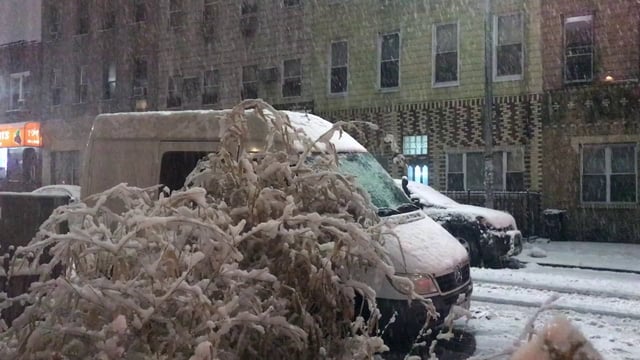 黄昏时分，一座城市下起了雪