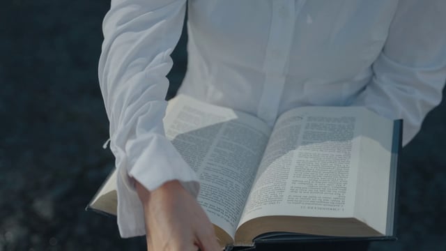 Una mujer cierra una Santa Biblia