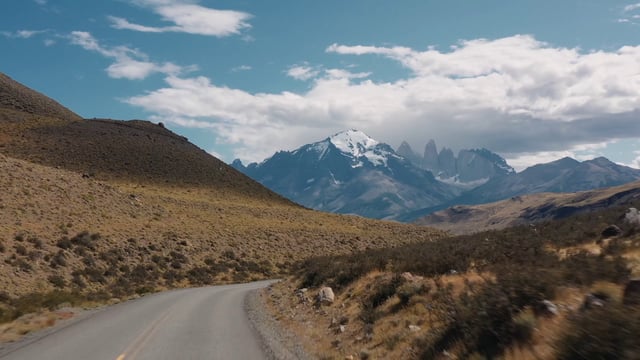 一条穿过山丘的路