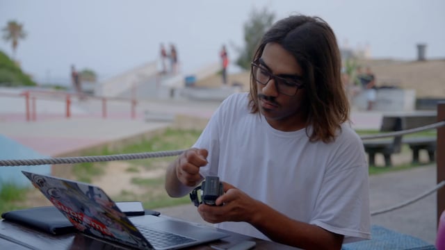 Un editor de video masculino coloca una tarjeta SD en una cámara