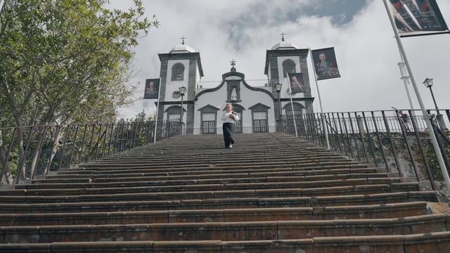 Una mujer baja las escaleras de la iglesia.