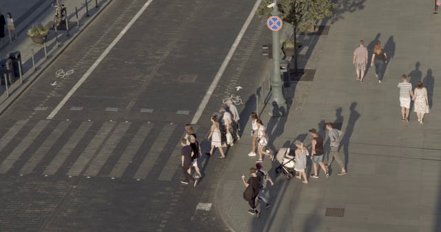 People crossing the street on Gedinimo Avenue 