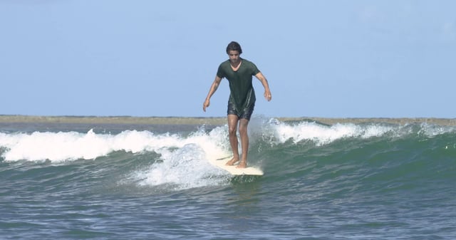 Un surfista está montando una ola