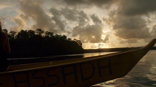 Siluetas de mujeres en una expedición en canoa