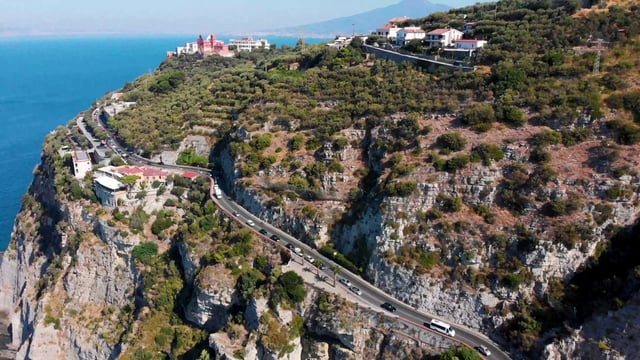 在阿马尔菲海岸行驶