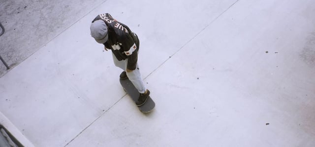 Hombre haciendo un truco en una patineta
