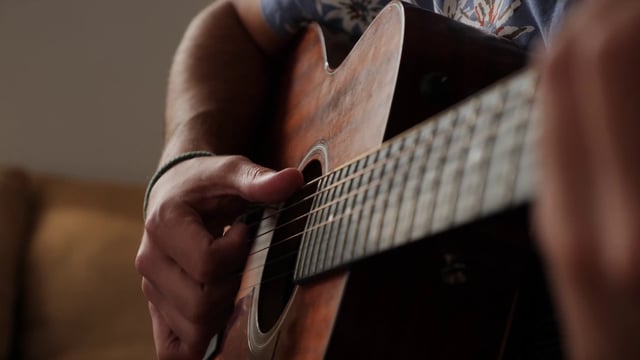 La mano humana toca la guitarra