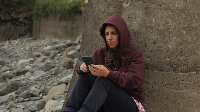 Mujer sentada y enviando mensajes de texto