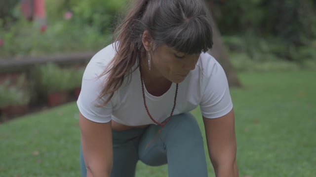 Profesora de yoga explica una pose