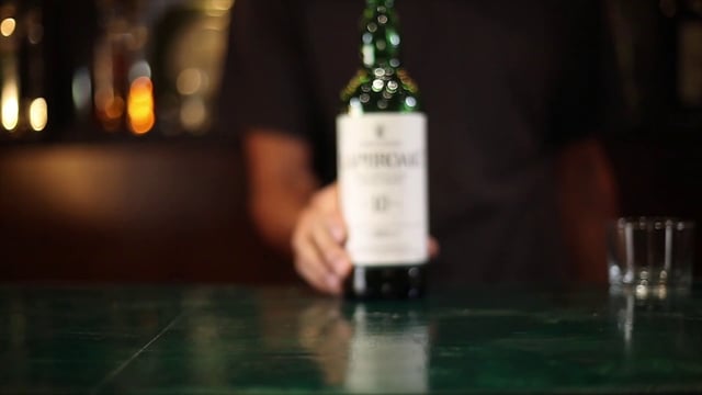 Camarero vertiendo whisky en un vaso