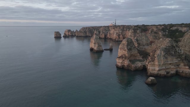 Praia do Pinhão海滩上被侵蚀的悬崖