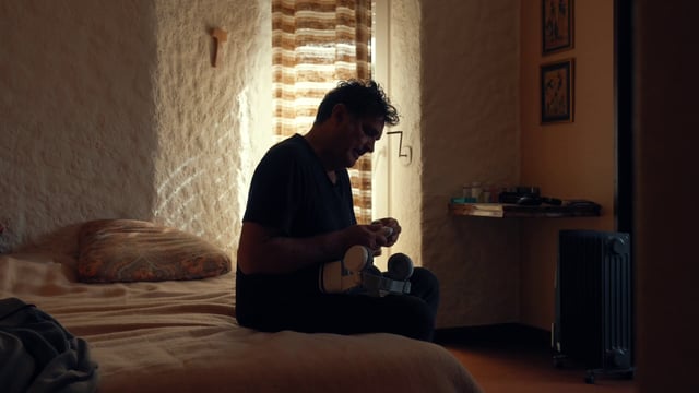 Un hombre pone una batería en un panel de control de auriculares VR