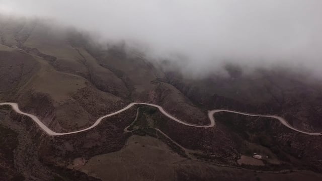 阿根廷萨尔塔雾蒙蒙的山脉