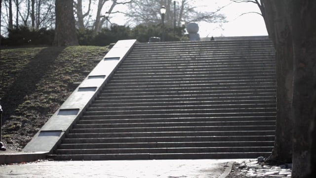 女人慢跑上楼