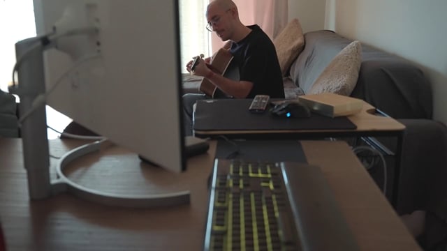 一名男子举起沾满鲜血的颤抖的双手[]