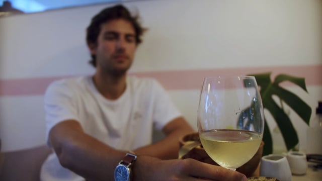 Hombre bebiendo vino blanco
