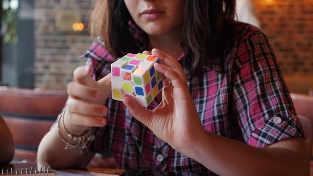Jugando con un cubo de Rubik