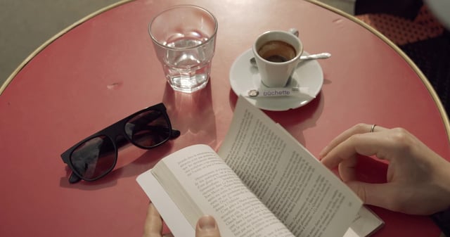 Leyendo un libro en un café