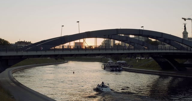 时装设计师与客户交谈[]