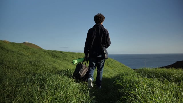 男人走下山