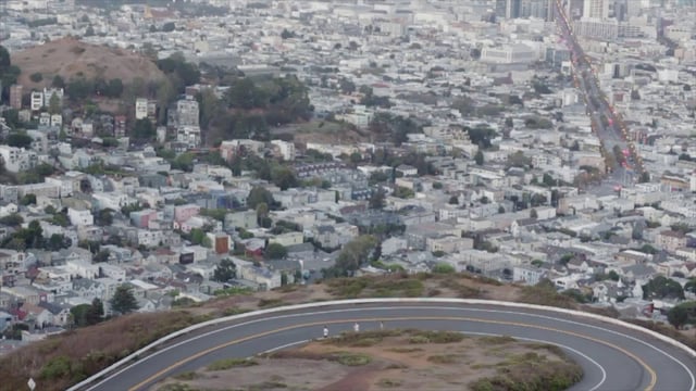 俯瞰城市的蜿蜒道路