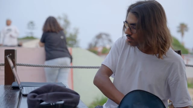 Sacar una cámara de una mochila