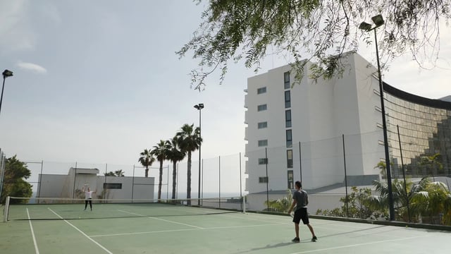 Amigos, jugar al tenis