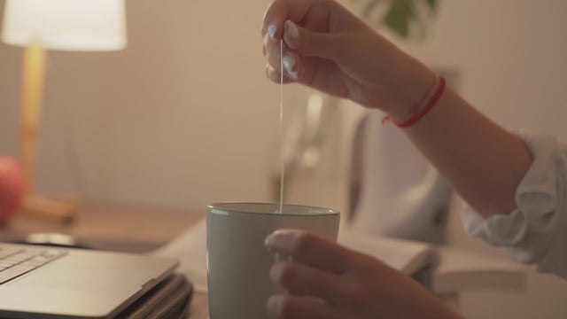 女人在家里的办公室泡茶