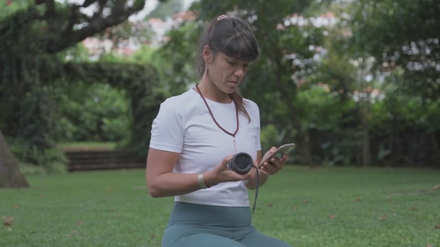 Profesora de yoga prepara herramientas para clases de yoga online