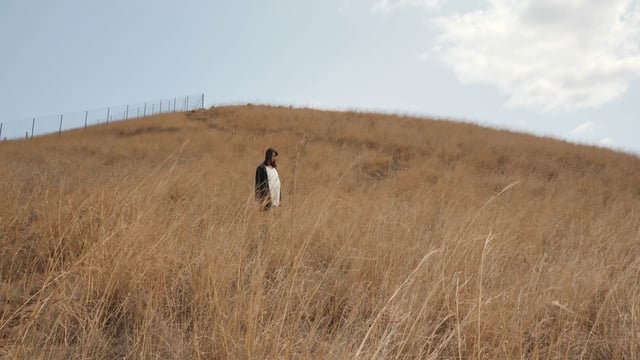 在空旷的田野里行走