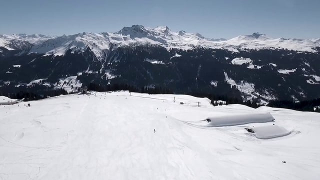 在山上滑雪