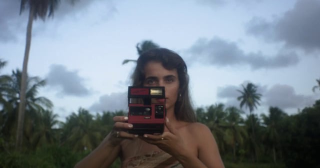 Fotógrafo con una cámara Polaroid