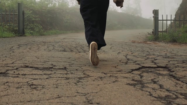 走在一条空荡荡的路上