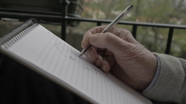 Cerca de un anciano pintando un retrato en su cuaderno