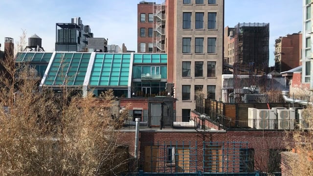 Un edificio en un día soleado.