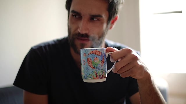 Hombre bebiendo una taza de té